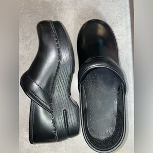 Dansko Black Cabrio Professional Clog for Women - Size 35- Ideal for Nursing.
